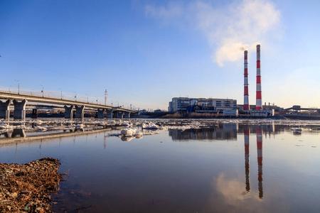 煤炭加工厂,管道的烟尘污染了城市大气照片